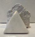 PYRAMIDE SORTANT DE LA MATIERE EN MARBRE BLANC