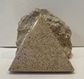 PYRAMIDE SORTANT DE LA MATIERE EN CALCAIRE BEIGE