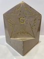 PIERRE CUBIQUE EN CALCAIRE BEIGE - GRAVURE DORÉE